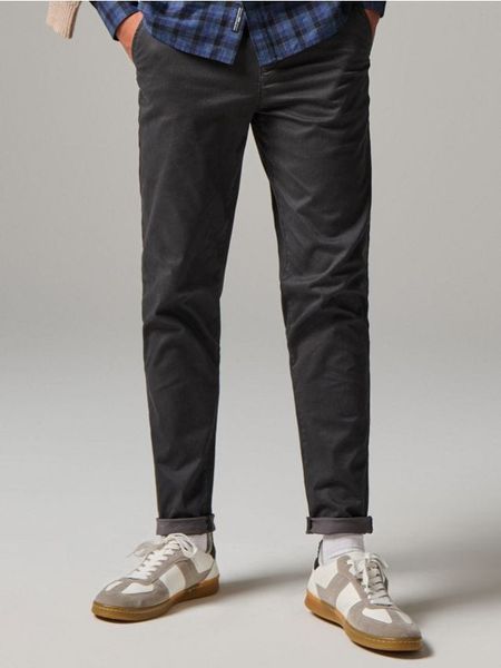 Spodnie z paskiem - czarny. Czarne spodnie materiałowe męskie Sinsay, m, bez wzorów, z bawełny. Za 79.99 zł.