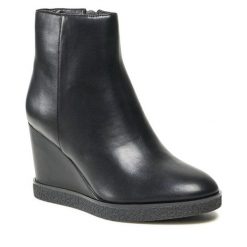 Botki Jenny Fairy. Czarne botki damskie Jenny Fairy, bez obcasa, na koturnie, bez zapięcia. Za 199.99 zł.