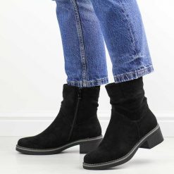 Czarne zamszowe botki damskie M.Daszyński 2459-1. Czarne botki damskie M.Daszyński, na jesień, z materiału, eleganckie, bez obcasa, bez zapięcia. Za 199.00 zł.