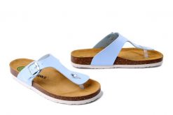 DR. BRINKMANN 700714-55 hellblau, klapki japonki damskie. Niebieskie klapki damskie Dr. Brinkmann, bez wzorów, bez obcasa. Za 164.90 zł.
