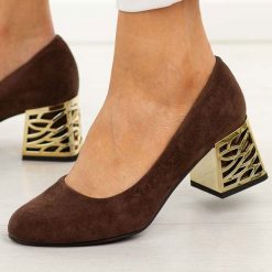 Czekoladowe zamsz Polskie czółenka damskie Suzana 594. Brązowe czółenka damskie Suzana, bez wzorów, z zamszu, eleganckie, z okrągłym noskiem, bez obcasa, na obcasie, bez zapięcia. Za 249.00 zł.