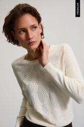Sweter z ozdobnymi koralikami biały. Białe swetry damskie MOODO, l, bez wzorów, z poliamidu, bez kołnierzyka, bez ramiączek, bez kaptura. Za 149.99 zł.