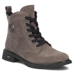 Skórzane botki damskie zamsz szare Filippo DBT7997. Szare botki damskie Filippo, ze skóry, eleganckie, bez obcasa, bez zapięcia. Za 259.99 zł.