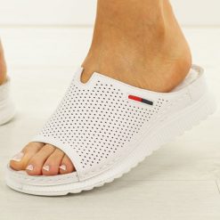 Białe skórzane klapki damskie Evento 18-42. Białe klapki damskie eVento, bez wzorów, z jeansu, eleganckie, bez obcasa, na płaskiej podeszwie. Za 219.00 zł.