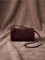 Torebka typu barrel bag z imitacji zamszu - czerwony. Czerwone torebki do ręki damskie Sinsay, bez wzorów, bez dodatków. Za 29.99 zł.