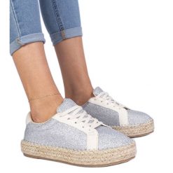 Srebrne damskie espadryle zdobione brokatem srebrny. Szare espadryle damskie na lato, z aplikacjami, z materiału, eleganckie, z okrągłym noskiem, bez obcasa, bez zapięcia. Za 73.74 zł.