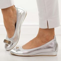 Srebrne skórzane Polskie baleriny damskie Prestige 2236. Szare baleriny damskie Prestige, na jesień, bez wzorów, ze skóry, casualowe, bez obcasa, na koturnie. Za 399.00 zł.