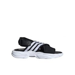 Sandały Kobieta Adidas Magmur czarny. Czarne obuwie sportowe damskie Adidas, bez wzorów, bez obcasa, bez zapięcia. Za 220.85 zł.