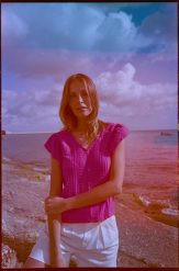 Bluzka z dekoltem w serek fuksjowa. Bluzki damskie MOODO, l, bez wzorów, z elastanu, bez kołnierzyka, bez ramiączek. Za 69.99 zł.