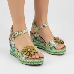 Sandały damskie Laura Vita, ze skóry naturalnej z odkrytym przodem i regulowanym zapięciem przy kostce, zielone, Facyo 75 AC1198-75 Vert. Zielone klapki damskie Laura Vita, bez wzorów, ze skóry, wakacyjne, bez obcasa, na koturnie. Za 314.90 zł.