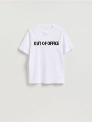 T-shirt z nadrukiem - biały. Białe t-shirty damskie Reserved, l, bez wzorów, z dzianiny, bez kołnierzyka. Za 59.99 zł.