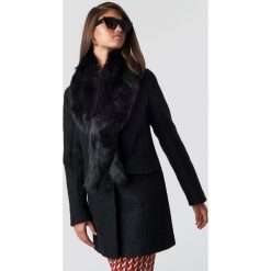 Hannalicious x NA-KD Płaszcz z kołnierzem ze sztucznego futra - Black. Czarne płaszcze damskie Hannalicious x NA-KD. Za 445.95 zł.