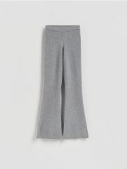 Dzianinowe spodnie flare - jasnoszary. Szare spodnie materiałowe damskie Reserved, l, bez wzorów, z dzianiny. Za 139.99 zł.