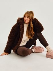 Kurtka teddy z kapturem z uszkami - brązowy. Brązowe kurtki damskie Sinsay, l, bez wzorów, z kapturem. Za 119.99 zł.