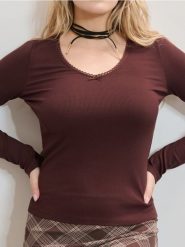 Elastyczna koszulka z długimi rękawami - brązowy. Brązowe t-shirty damskie Sinsay, l, bez wzorów, bez kołnierzyka. W wyprzedaży za 17.99 zł.