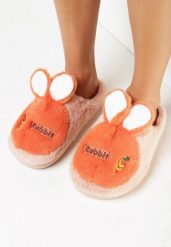 Jasnoróżowe Pluszowe Kapcie z Królikiem Riui. Czerwone kapcie damskie Born2be, z aplikacjami, z futra, z okrągłym noskiem. Za 39.99 zł.