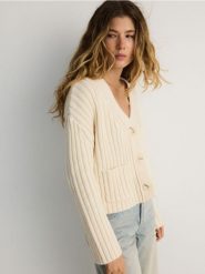 Prążkowany kardigan z domieszką wełny - kremowy. Białe kardigany damskie Reserved, l, bez wzorów, z dzianiny. W wyprzedaży za 69.99 zł.