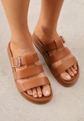 Brązowe Klapki na Płaskiej Podeszwie z Paskiem z Klamerką Ylindra. Brązowe klapki damskie Born2be, bez wzorów, z jeansu, eleganckie, bez obcasa, na płaskiej podeszwie. Za 69.99 zł.