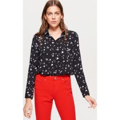 Klasyczna koszula z nadrukiem - Czarny. Czarne koszule damskie Cropp, z nadrukiem, klasyczne, z klasycznym kołnierzykiem. Za 49.99 zł.