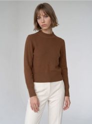 Krótki sweter z wiskozą - brązowy. Brązowe swetry damskie Sinsay, l, bez wzorów, z wiskozy, bez kołnierzyka, bez ramiączek, krótkie, bez kaptura. Za 49.99 zł.