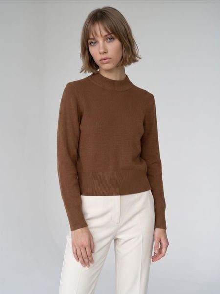 Krótki sweter z wiskozą - brązowy. Brązowe swetry damskie Sinsay, l, bez wzorów, z wiskozy, bez kołnierzyka, bez ramiączek, krótkie, bez kaptura. Za 49.99 zł.