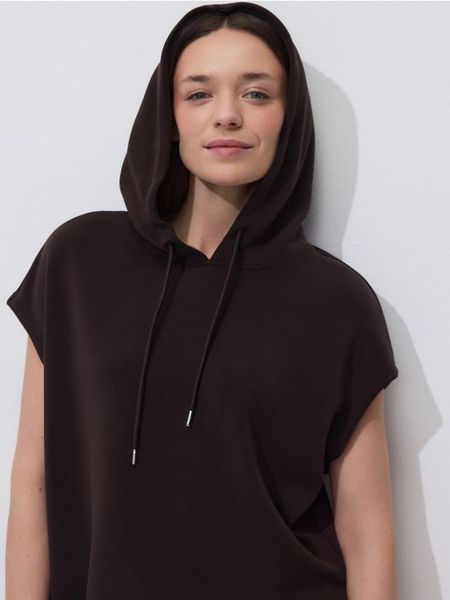 Bluza bez rękawów - ciemnobrązowy. Brązowe bluzy damskie Reserved, l, bez wzorów, z dzianiny, bez kaptura. W wyprzedaży za 79.99 zł.