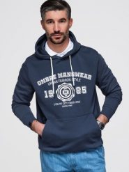 Męska bluza kangurka z kapturem i nadrukiem w stylu college – granatowa V2 - Rozmiar: XXL. Niebieskie bluzy męskie Ombre Clothing, m, bez wzorów, z bawełny, z kapturem. W wyprzedaży za 69.99 zł.