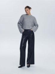 Sweter z dekoracyjnym splotem - szary. Szare swetry damskie Reserved, l, bez wzorów, z dzianiny, bez kołnierzyka, bez ramiączek, bez kaptura. Za 129.99 zł.