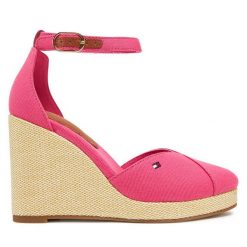 Półbuty Tommy Hilfiger. Czerwone półbuty damskie Tommy Hilfiger, bez wzorów, bez obcasa, na koturnie, bez zapięcia. Za 269.99 zł.