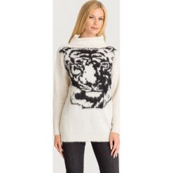 SWETER LIU JO. Białe swetry damskie Liu Jo, l, z aplikacjami, z materiału, bez kołnierzyka, bez ramiączek, bez kaptura. Za 1,079.00 zł.