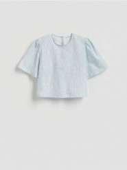 Bawełniana bluzka w kwiaty - jasnoniebieski. Niebieskie bluzki damskie Reserved, l, bez wzorów, z bawełny, bez kołnierzyka, bez ramiączek. Za 99.99 zł.