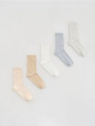 Długie skarpetki z bawełną 5 pack - złamana biel. Skarpety damskie Reserved, bez wzorów, z bawełny. Za 49.99 zł.