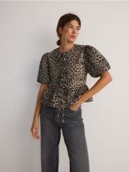 Bluzka z wiązaniem - wielobarwny. Bluzki damskie Reserved, l, bez wzorów, z bawełny, bez kołnierzyka, bez ramiączek. W wyprzedaży za 59.99 zł.