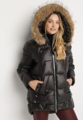Czarna Kurtka z Pikowanymi Przeszyciami i Kapturem z Futrem Azinga. Czarne kurtki damskie Born2be, plus size, bez wzorów, z dzianiny. Za 219.99 zł.