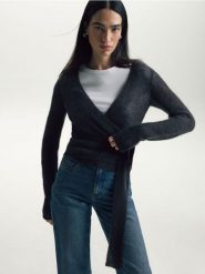 Sweter z dodatkiem moheru - brązowy. Brązowe swetry damskie Reserved, l, bez wzorów, z dzianiny, bez kołnierzyka, bez ramiączek, bez kaptura. Za 179.99 zł.