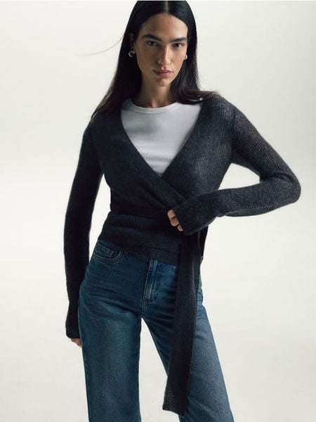 Sweter z dodatkiem moheru - brązowy. Brązowe swetry damskie Reserved, l, bez wzorów, z dzianiny, bez kołnierzyka, bez ramiączek, bez kaptura. Za 179.99 zł.