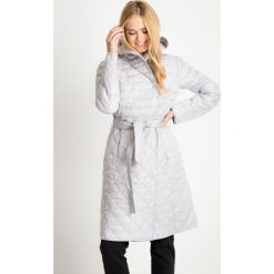 Szara kurtka z wiązaniem w pasie QUIOSQUE. Kurtki damskie marki QUIOSQUE. W wyprzedaży za 349.99 zł.