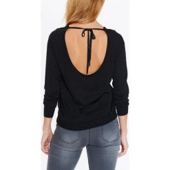 SWETER DŁUGI RĘKAW DAMSKI, Z ZAMKIEM Z TYŁU. Swetry damskie TOP SECRET. W wyprzedaży za 39.99 zł.
