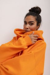 Bluza z kapturem oraz HAFTEM w kolorze EXOTIC ORANGE- GARSON-UNI. Pomarańczowe bluzy damskie Marsala, bez wzorów, z bawełny, z kapturem. Za 329.90 zł.