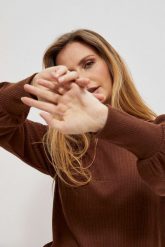 Bluza z bufiastymi rękawami i półgolfem kasztanowa. Brązowe bluzy damskie MOODO, xs, bez wzorów, z elastanu, bez kaptura. W wyprzedaży za 39.99 zł.