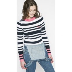 Tommy Jeans - Sweter. Swetry damskie marki Tommy Jeans. W wyprzedaży za 239.90 zł.