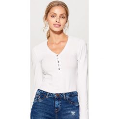 Bawełniana bluzka basic - Biały. Bluzki damskie Mohito. Za 39.99 zł.