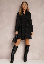 Czarna Sukienka Koszulowa z Wiązanym Paskiem i Ażurowymi Taśmami Deme. Czarne sukienki damskie Renee, l, w ażurowe wzory, z materiału, boho, bez kołnierzyka, bez ramiączek, mini, koszulowe. Za 179.99 zł.