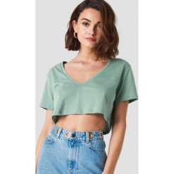 NA-KD Basic Krótki T-shirt z dekoltem V - Green. Zielone t-shirty damskie NA-KD Basic, z bawełny. W wyprzedaży za 20.48 zł.