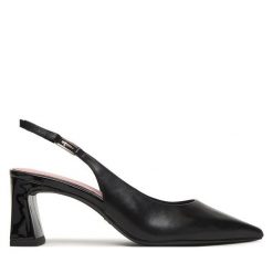 Czółenka Tamaris. Czarne czółenka damskie Tamaris, bez wzorów, bez obcasa, bez zapięcia. Za 369.99 zł.