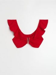 Góra od bikini z falbanami i dekoracyjnym metalem - czerwony. Czerwone bikini damskie Sinsay, l, bez wzorów. Za 29.99 zł.