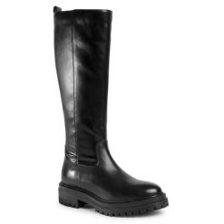 Oficerki Geox. Czarne kozaki damskie Geox, bez obcasa, na płaskiej podeszwie. Za 539.99 zł.