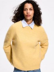 Sweter z wełną alpaki - żółty. Żółte swetry damskie Reserved, l, bez wzorów, z dzianiny, bez kołnierzyka, bez ramiączek, bez kaptura. Za 219.99 zł.