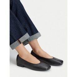 Baleriny GINO ROSSI. Czarne baleriny damskie Gino Rossi, bez wzorów, bez obcasa. Za 299.99 zł.