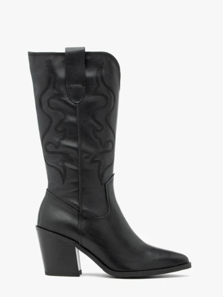 Czarne kozaki kowbojki z haftowaną cholewką. Czarne kozaki damskie Ryłko, ze skóry, bez obcasa, na obcasie. Za 749.99 zł.